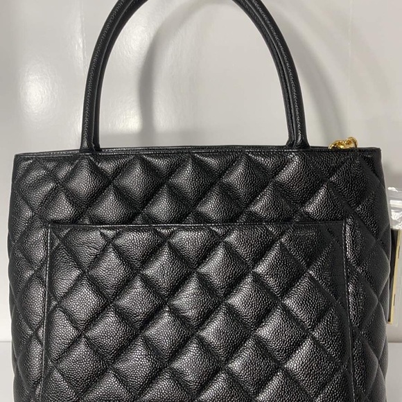 Chanel Medallion in Caviar Leather - Picture 3 of 5